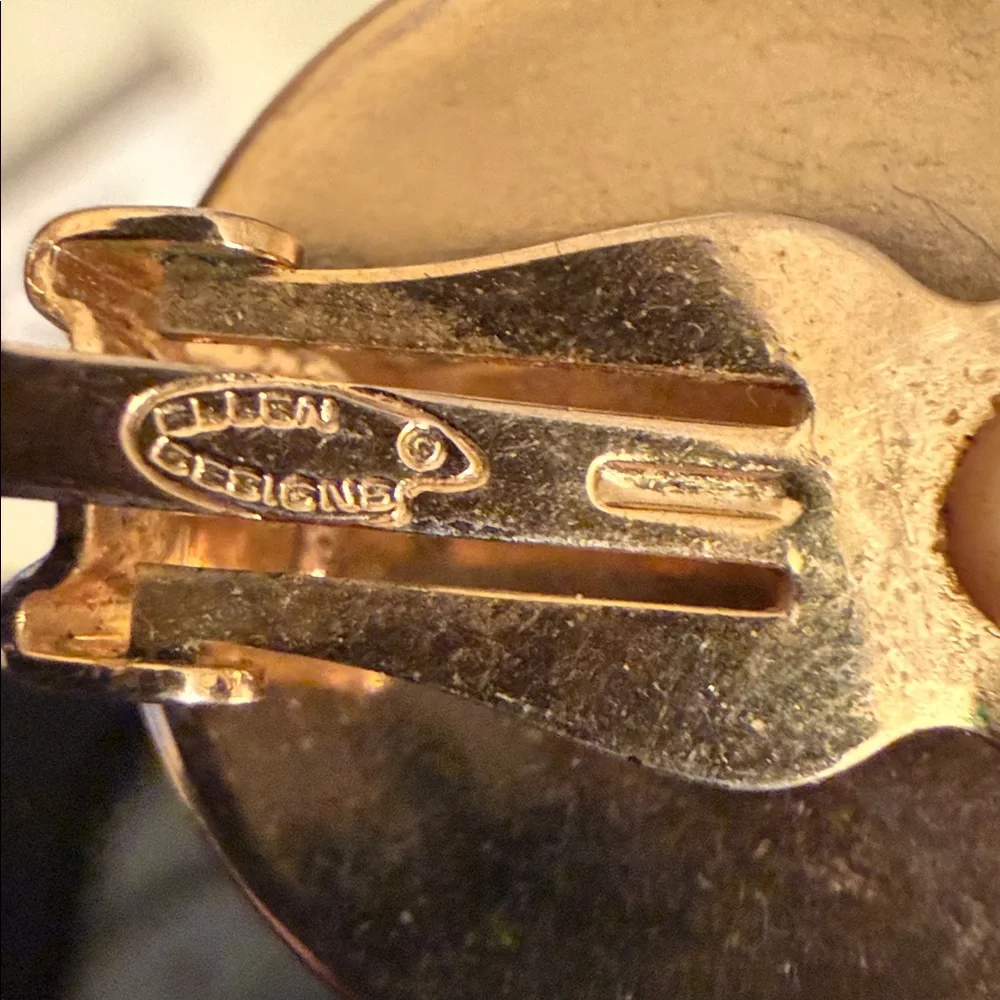 Ellen Designs signed gold tone Lion Clip On Earrings - Picture 6 of 7